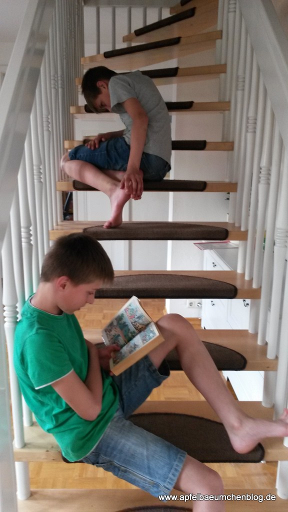 Kinder, Treppe, lesen