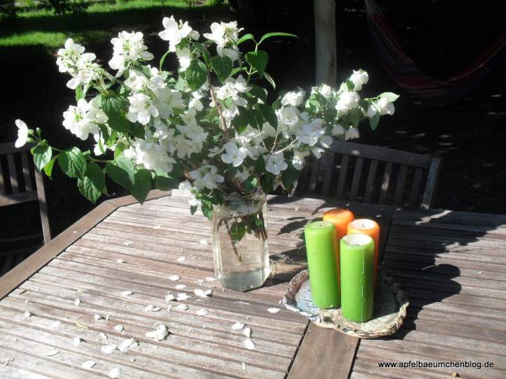 Gartentisch und Kerzen